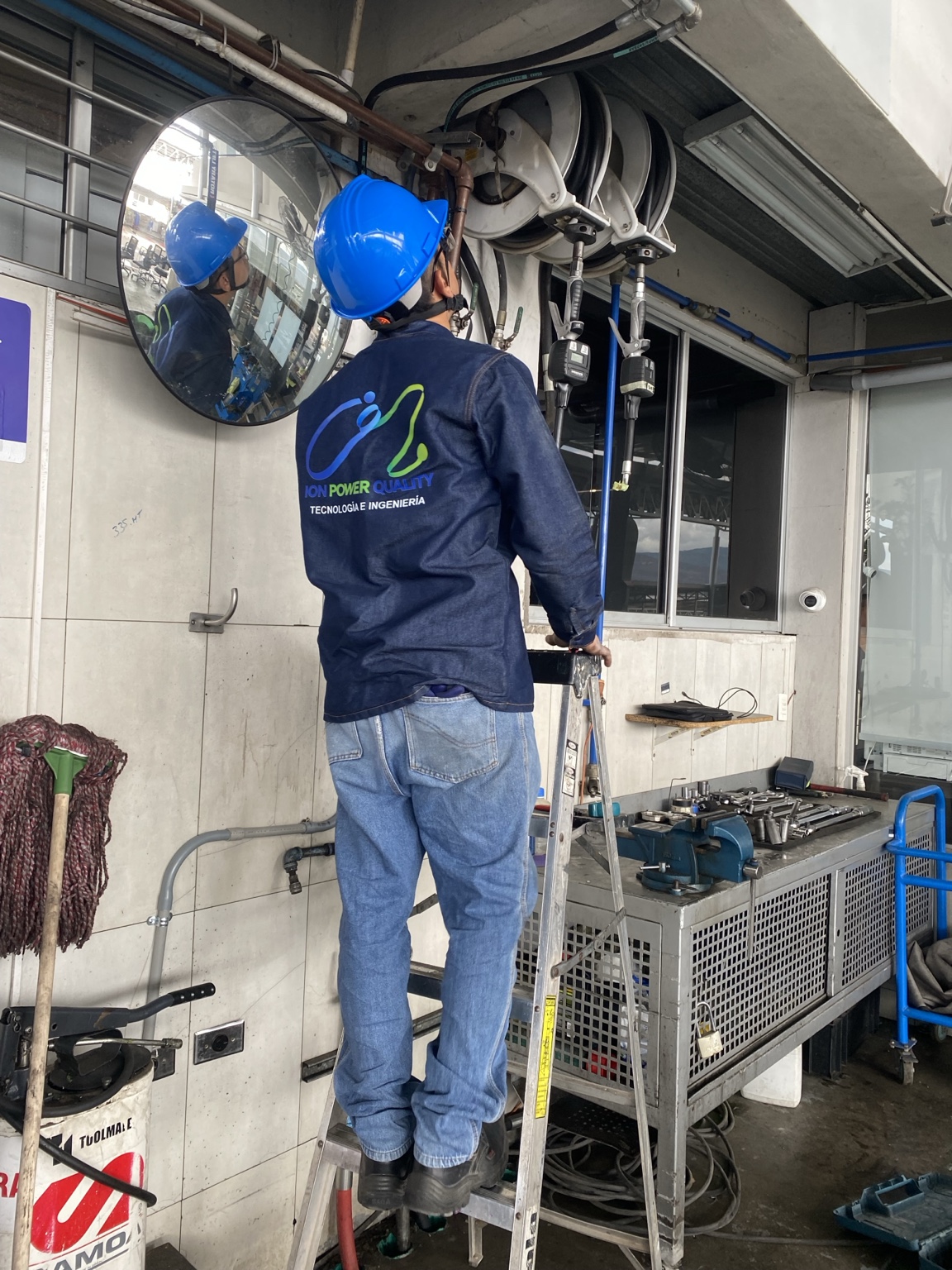 Profesional de ION Power Quality realizando una intervención técnica